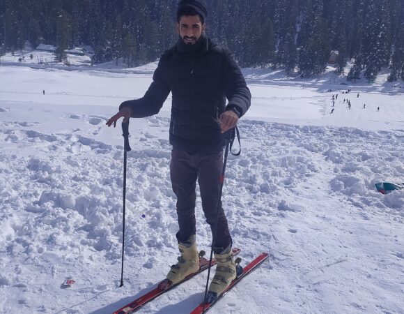 **"Kashmir Unveiled: A 5-Day Solo Adventure from Srinagar to the Valleys"**