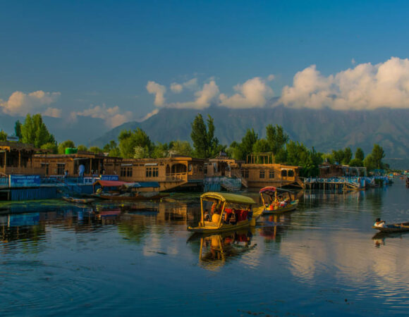 Lakeside Luxury: 5 Nights on a Houseboat Retreat"